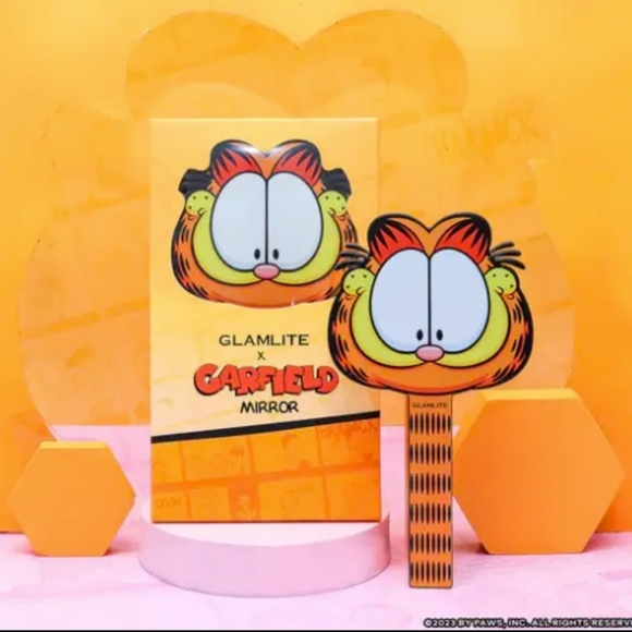 Glamlite x Garfield Makeup Set - Picture 5 of 7